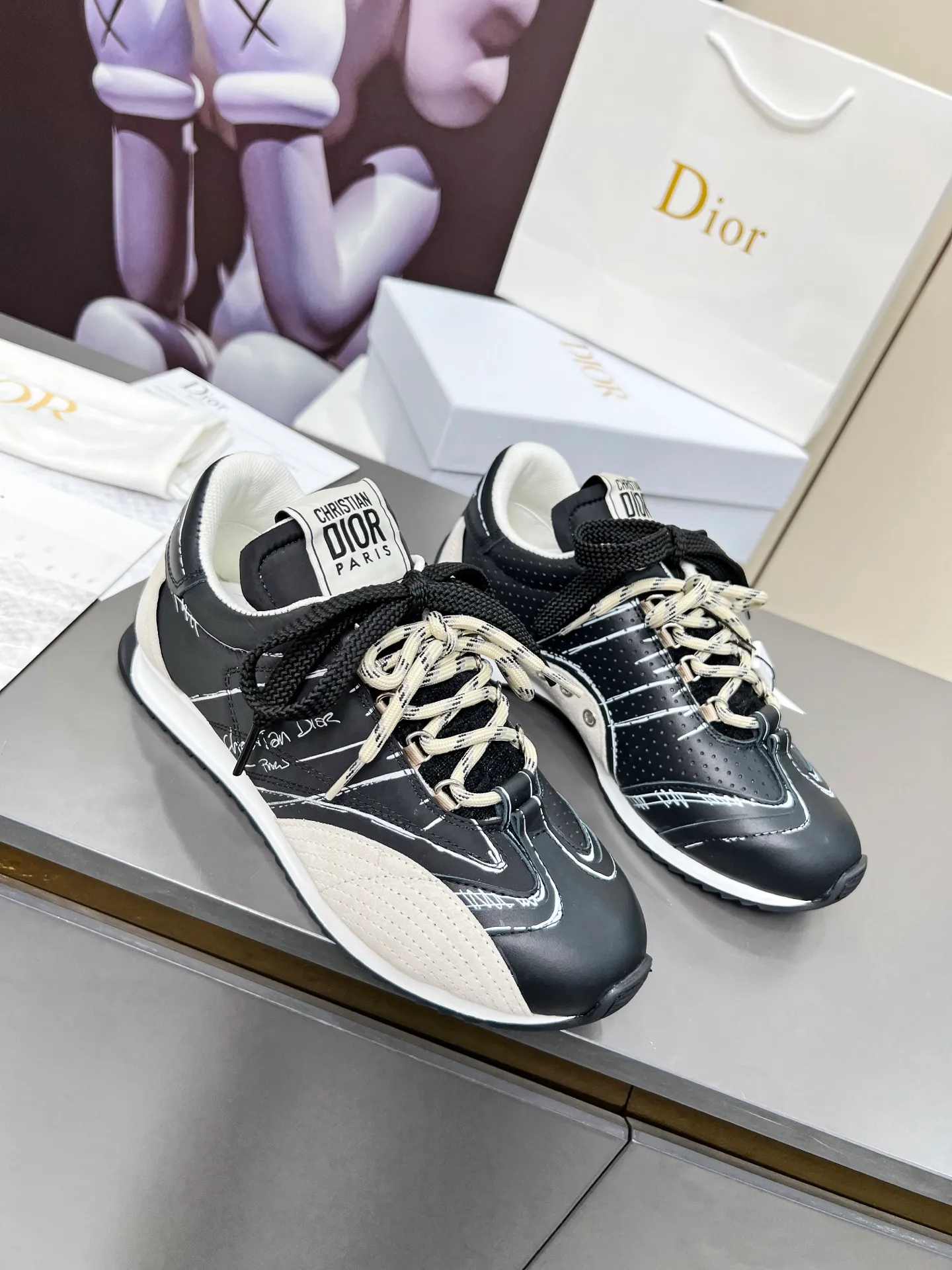 Black men's shoes 💰540 This D-Sketch sneaker is a new product of the 2025 spring and summer ready-to-wear series❤️‍🔥❤️‍🔥❤️‍🔥❤️‍🔥, highlighting the classic retro aesthetics. Crafted from gold-toned crinkled sheepskin and gold-toned laminated calfskin 🌹🌹🌹, it features beige suede calfskin panels and double laces. The side is decorated with a handwritten Christian Dior Men's Shoes 💰aris logo🎆🎆🎆, while the heel and tongue are embellished with Christian Dior Men's Shoes 💰aris logo panels and plaques. Paired with two-color thin rubber soles, they look more refined. Size: 35~41 (men’s model is currently available). Color: black, white, gold, silver.